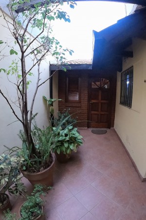 HERMOSA CASA P. BAJA DE 3 DORMITORIOS CON PATIO JARDIN, QUINCHO Y COCHERA .               