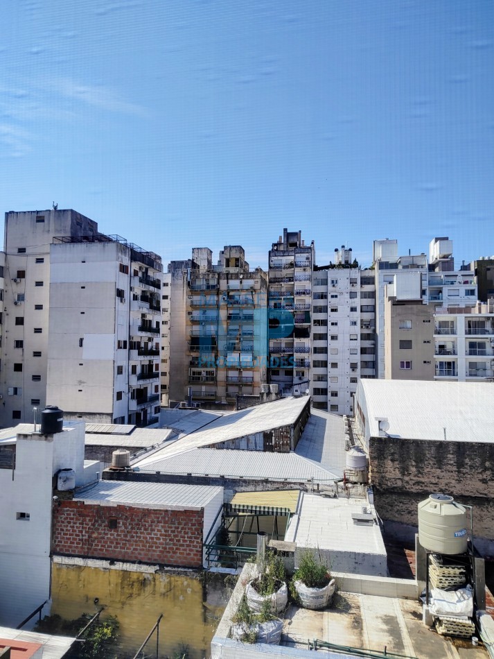 ITALIA 300. DEPARTAMENTO DE 1 DORMITORIO, CONTRAFRENTE LUMINOSO, BAJOS GASTOS!